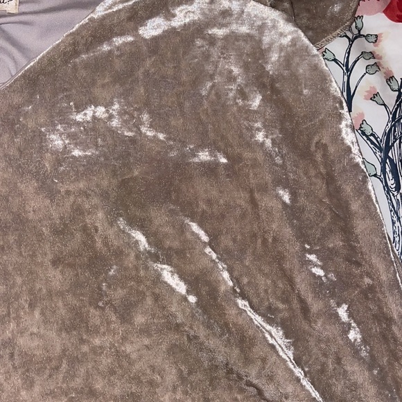 Women’s velvet off the shoulder top - Picture 5 of 6